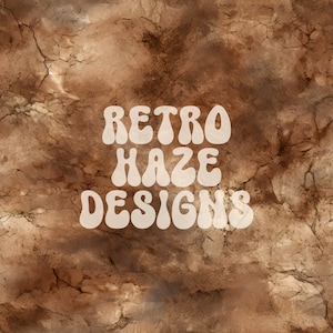 Może przedstawiać: Tekst Retro Haze Designs w kolorze białym, w stylizowanym kroju pisma, na brązowym tle z pękniętą, fakturowaną powierzchnią.