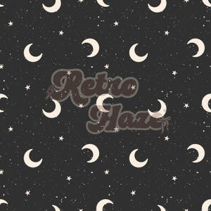 Può includere: Uno schema senza cuciture con mezze lune bianche e stelle bianche a cinque punte su uno sfondo nero con una texture leggermente punteggiata. Il testo "Retro Haze" è al centro dello schema in un font retrò marrone.