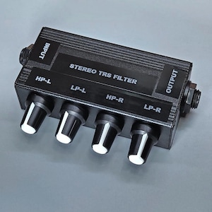 Peut inclure: Panneau en bois rustique avec l'inscription "Welcome to our home" en lettres blanches. Le panneau présente une finition vieillie et un design simple et accueillant, idéal pour la décoration d'entrée.