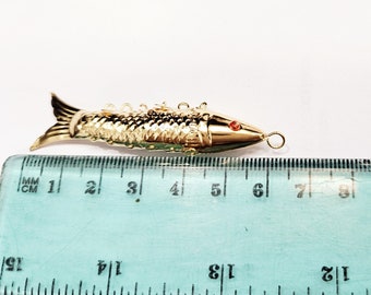 Ciondolo vintage a forma di pesce articolato con occhio di rubino placcato in oro 14 carati