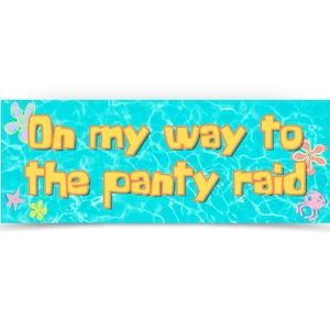 Può includere: Uno striscione blu e giallo con il testo "On my way to the panty raid" in un font da cartone animato. Lo striscione ha un motivo a onde blu e bianche ed è decorato con fiori da cartone animato e una medusa.