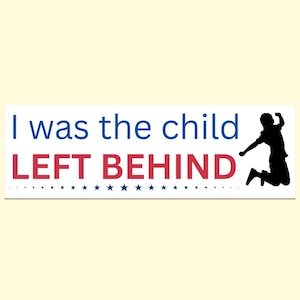 Op de afbeelding: Een witte rechthoekige bumpersticker met de tekst "I was the child LEFT BEHIND" in blauw en rood. Een silhouet van een springend kind staat rechts. Kleine blauwe sterren staan onderaan.