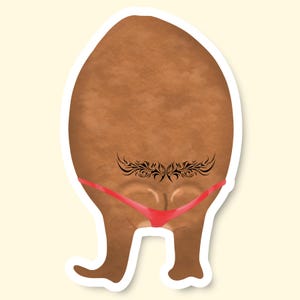 Può includere: Un personaggio dei cartoni animati marrone con un tatuaggio nero decorativo e che indossa un perizoma rosso. La figura ha due gambe ed è ambientata su uno sfondo color crema.