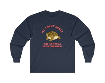 Mein Bauch tut weh und ich bin sauer auf die Regierung Baumwoll-Langarm-T-Shirt - Wütender Wüsten-Regen-Frosch-lustiges dummes Gen Z Meme