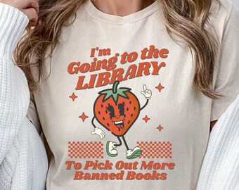 Camiseta de estilo vintage con estampado de libros prohibidos, camiseta de fresas para amantes de los libros, regalo para lectores que disfrutan leyendo libros prohibidos, camiseta retro de biblioteca.