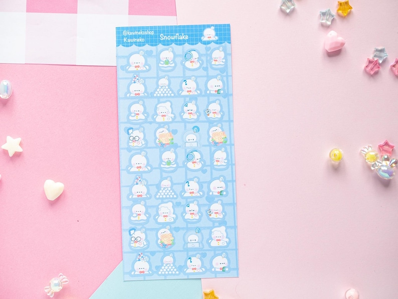 Op de afbeelding: Een vel stickers met een blauwe achtergrond en witte cartoon beer illustraties. De stickers hebben verschillende ontwerpen, waaronder beren met hoeden, brillen en accessoires. De tekst "Snowflake" is zichtbaar.