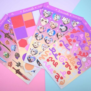 Peut inclure: Quatre feuilles d'autocollants avec un fond dégradé rose, violet et orange. Les autocollants présentent une variété de motifs, notamment des personnages d'anime, des fleurs et des formes abstraites. Le texte "Kavincko" et "Conbin bypot" est imprimé sur les feuilles.