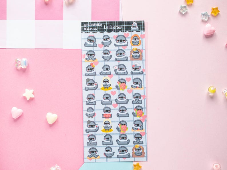 Op de afbeelding: Een stickervel met cartoon luiaards met zonnebrillen. De luiaards worden in verschillende poses afgebeeld, sommige houden harten of cadeaus vast. Het vel heeft een rasterpatroon en de tekst "Little crow" en "@caunekoshop" is zichtbaar.