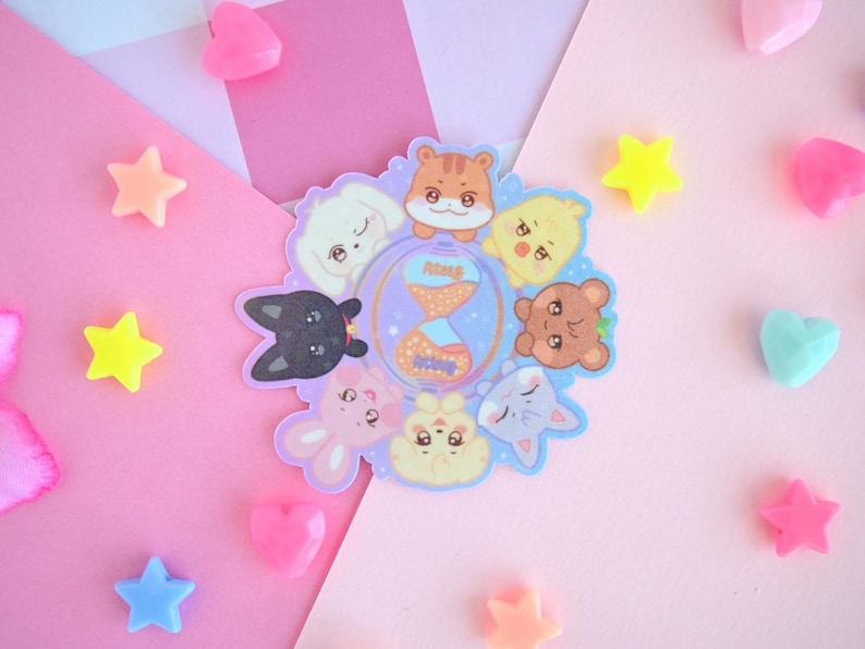 Op de afbeelding: Een kleurrijke sticker met een cirkel van cartoondieren rond een zandloper met de woorden "Verleden" en "Toekomst" erop. De dieren zijn een kat, een hond, een konijn, een hamster, een vogel en een beer.