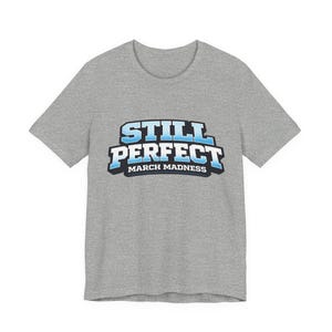 Camiseta Still Perfect / Camiseta March Madness 2026 / Camiseta divertida de baloncesto / Camiseta del Torneo de la NCAA / Atuendo para el día del partido / Regalo para la quiniela de la oficina