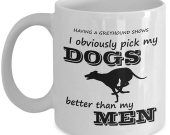 Könnte beinhalten: Eine weiße Keramik-Kaffeetasse mit einer schwarzen Silhouette eines laufenden Windhundes. Der Text auf der Tasse lautet "Einen Windhund zu haben zeigt, dass ich meine Hunde eindeutig besser wähle als meine Männer."
