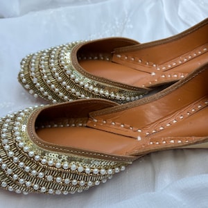 Punjabi Jutti/ Handmade shoes/Khussa Jutti /Women&#39;s handmade Jutti / Jutties and Mojaris/ Embellished flats /Khussa