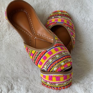 Punjabi Jutti/ Handmade shoes/Khussa Jutti /Women&#39;s handmade Jutti / Jutties and Mojaris/ Embellished flats /Khussa