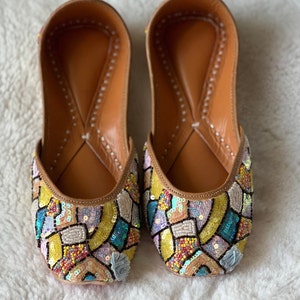 Punjabi Jutti/ Handmade shoes/Khussa Jutti /Women&#39;s handmade Jutti / Jutties and Mojaris/ Embellished flats /Khussa