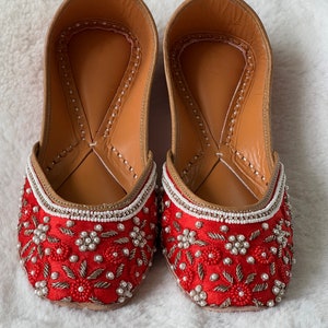 Punjabi Jutti/ Handmade shoes/Khussa Jutti /Women&#39;s handmade Jutti / Jutties and Mojaris/ Embellished flats /Khussa