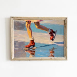Peut inclure: Une peinture &agrave; l'huile dans un cadre en bois clair repr&eacute;sentant le bas du corps d'une personne faisant du patin &agrave; glace. La silhouette porte des patins &agrave; glace rouges &agrave; lacets avec des revers blancs et une jupe rose, glissant sur une glace bleue.