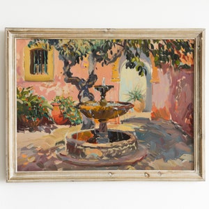 Peut inclure: Une peinture à l'huile encadrée représentant une scène de cour avec une fontaine au centre. La fontaine est entourée d'une végétation luxuriante et de plantes en pot. Les murs de la cour sont peints dans des tons de rose et de jaune.