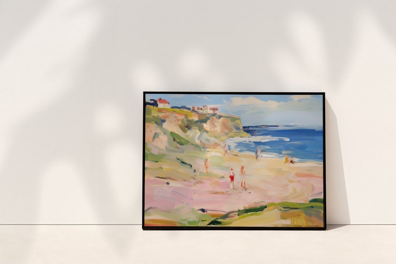 Puede incluir: Una pintura que representa una escena de playa con un acantilado en el fondo. El cielo es azul con nubes blancas. El agua es azul y hay gente en la playa. La pintura est&aacute; enmarcada en negro.