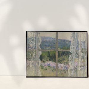 Peut inclure: Une peinture encadr&eacute;e d'une fen&ecirc;tre avec des rideaux en dentelle blanche. La fen&ecirc;tre donne sur un champ de fleurs violettes et une for&ecirc;t verte au loin.