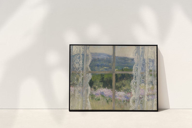 Peut inclure: Une peinture encadr&eacute;e d'une fen&ecirc;tre avec des rideaux en dentelle blanche. La fen&ecirc;tre donne sur un champ de fleurs violettes et une for&ecirc;t verte au loin.