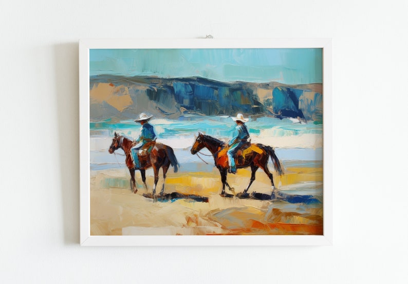 Peut inclure: Deux personnes &agrave; cheval se prom&egrave;nent sur une plage de sable avec une eau bleue et une falaise rocheuse en arri&egrave;re-plan. Les chevaux sont bruns et les cavaliers portent un jean bleu et un chapeau de cowboy blanc.