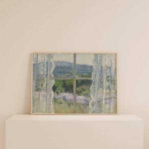 Peut inclure: Une peinture encadr&eacute;e d'une fen&ecirc;tre avec des rideaux en dentelle blanche. La fen&ecirc;tre donne sur un champ vert avec des fleurs violettes et une vue lointaine sur des collines.