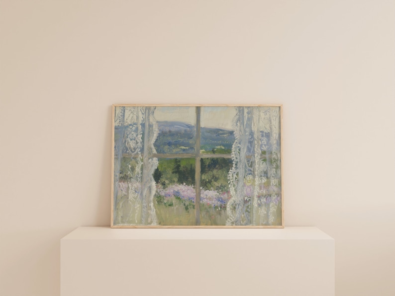 Peut inclure: Une peinture encadr&eacute;e d'une fen&ecirc;tre avec des rideaux en dentelle blanche. La fen&ecirc;tre donne sur un champ vert avec des fleurs violettes et une vue lointaine sur des collines.