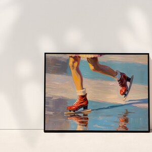 Peut inclure: Une peinture &agrave; l'huile dans un cadre noir repr&eacute;sentant une paire de jambes portant des patins &agrave; glace rouge vif avec des lacets et des revers blancs. Les patins glissent sur une surface glac&eacute;e et r&eacute;fl&eacute;chissante aux coups de pinceau bleus.
