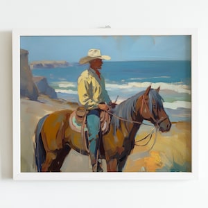 Pu&ograve; includere: Una stampa artistica incorniciata raffigura un cowboy a cavallo sulla spiaggia. Il cowboy indossa una camicia gialla, jeans blu e un cappello bianco. Il cavallo &egrave; marrone con una criniera blu-grigia. Lo sfondo mostra l'oceano e le scogliere.