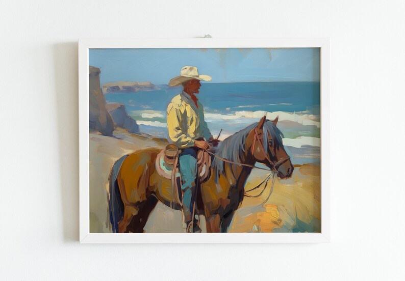Pu&ograve; includere: Una stampa artistica incorniciata raffigura un cowboy a cavallo sulla spiaggia. Il cowboy indossa una camicia gialla, jeans blu e un cappello bianco. Il cavallo &egrave; marrone con una criniera blu-grigia. Lo sfondo mostra l'oceano e le scogliere.