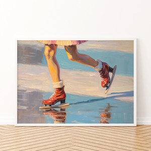 Peut inclure: Une impression de peinture &agrave; l'huile montrant une paire de jambes portant des patins &agrave; glace rouges avec des lacets blancs et des revers en fourrure. La silhouette est en mouvement sur une surface bleu clair et blanche, avec des coups de pinceau.