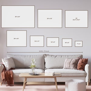 Op de afbeelding: Een wanddisplay met acht rechthoekige kaders met afmetingen 91,4x61 cm, 61x45,7 cm, A2 59,4x42 cm, 50,8x40,6 cm, 35,6x27,9 cm, 30,5x22,9 cm, 25,4x20,3 cm en 17,8x12,7 cm, met een lijn voor een bankbreedte van 182,9 cm.