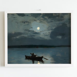 以下が含まれることがあります： 額縁に入った絵画で、月明かりの夜のシーンが描かれています。 漕いでいる人が乗った小さなボートが水面にあります。 空は雲と明るい満月で暗いです。 絵画は白いフレームに入っています。