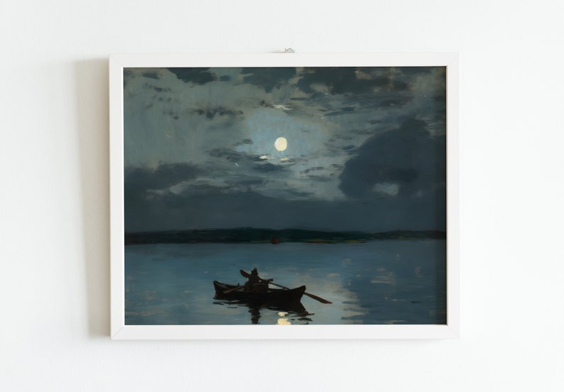 以下が含まれることがあります： 額縁に入った絵画で、月明かりの夜のシーンが描かれています。 漕いでいる人が乗った小さなボートが水面にあります。 空は雲と明るい満月で暗いです。 絵画は白いフレームに入っています。