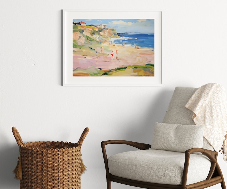Puede incluir: Una pintura de una escena de playa con un acantilado en el fondo. La playa es arenosa y hay gente en la playa. El agua es azul y hay olas rompiendo en la orilla. El cielo es azul y hay nubes en el cielo.
