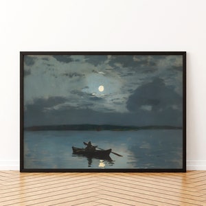 以下が含まれることがあります： 月明かりの夜の風景を描いた額入りの絵画。2人の人物が乗った小さなボートが水面にあり、月の光を反射しています。空は雲で満たされ、全体的な色使いは暗い青とグレーです。