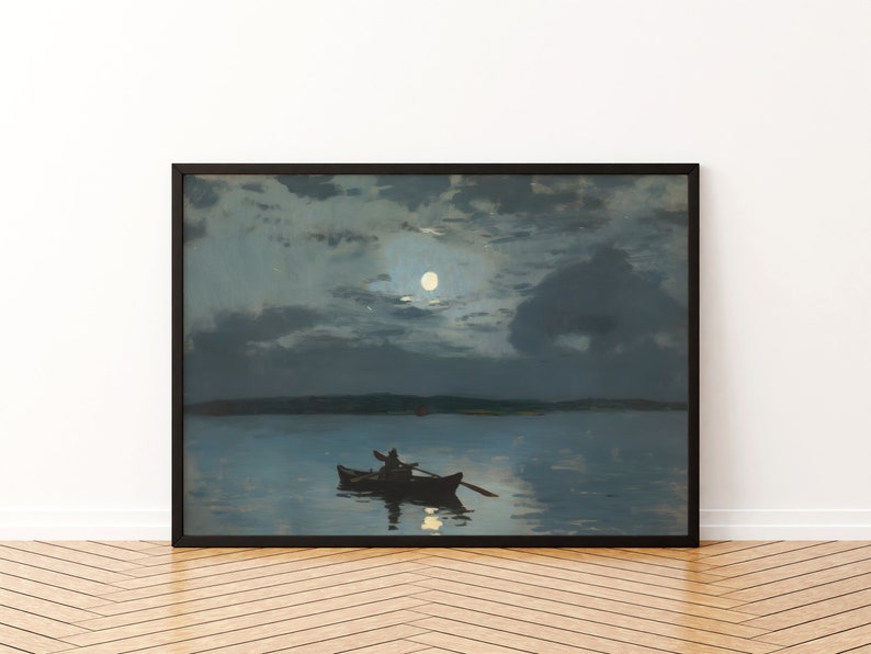 以下が含まれることがあります： 月明かりの夜の風景を描いた額入りの絵画。2人の人物が乗った小さなボートが水面にあり、月の光を反射しています。空は雲で満たされ、全体的な色使いは暗い青とグレーです。