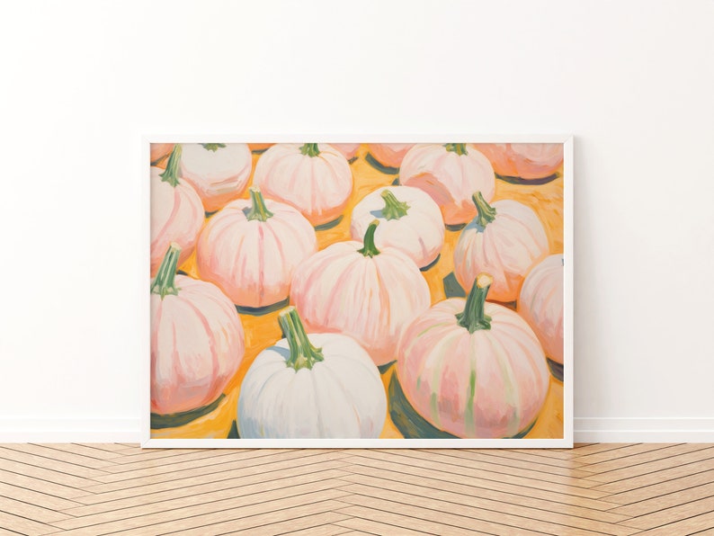 Op de afbeelding: Een ingelijst schilderij met een verzameling lichtroze en witte pompoenen met groene stelen, gerangschikt op een levendige gele achtergrond. Het kunstwerk toont meerdere kalebassen in verschillende maten, weergegeven met zichtbare penseelstreken.