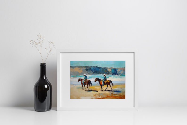 Peut inclure: Une peinture encadr&eacute;e repr&eacute;sentant deux personnes &agrave; cheval sur une plage. La peinture est r&eacute;alis&eacute;e dans un style libre et impressionniste avec des couleurs vives. L'arri&egrave;re-plan pr&eacute;sente un littoral rocheux et un ciel bleu.
