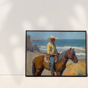 Pu&ograve; includere: Dipinto incorniciato raffigurante un cowboy a cavallo in riva al mare. Il cowboy indossa una camicia giallo chiaro e un cappello bianco. Il cavallo &egrave; marrone con una criniera grigia. Lo sfondo mostra un mare blu e scogliere.