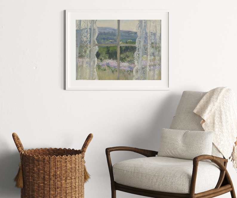 Peut inclure: Une peinture encadr&eacute;e d'une fen&ecirc;tre avec des rideaux en dentelle blanche. La fen&ecirc;tre donne sur un champ vert avec des fleurs violettes.