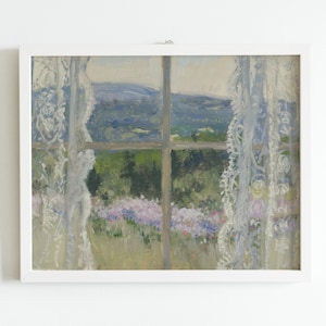 Peut inclure: Une peinture repr&eacute;sentant une fen&ecirc;tre avec des rideaux en dentelle blanche, donnant sur un paysage de verdure et de fleurs violettes.