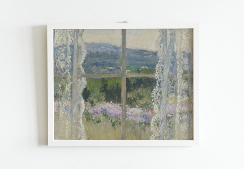 Peut inclure: Une peinture repr&eacute;sentant une fen&ecirc;tre avec des rideaux en dentelle blanche, donnant sur un paysage de verdure et de fleurs violettes.