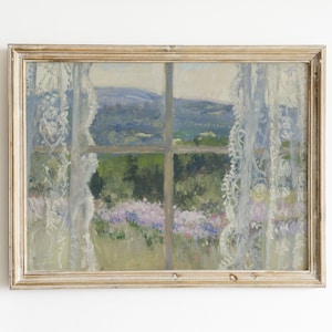 Peut inclure: Une peinture &agrave; l'huile encadr&eacute;e repr&eacute;sentant une fen&ecirc;tre avec des rideaux en dentelle blanche. La fen&ecirc;tre donne sur un paysage avec un champ de fleurs violettes et une cha&icirc;ne de montagnes au loin.