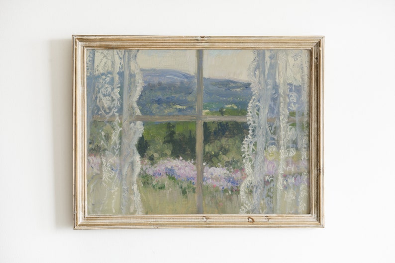 Peut inclure: Une peinture &agrave; l'huile encadr&eacute;e repr&eacute;sentant une fen&ecirc;tre avec des rideaux en dentelle blanche. La fen&ecirc;tre donne sur un paysage avec un champ de fleurs violettes et une cha&icirc;ne de montagnes au loin.