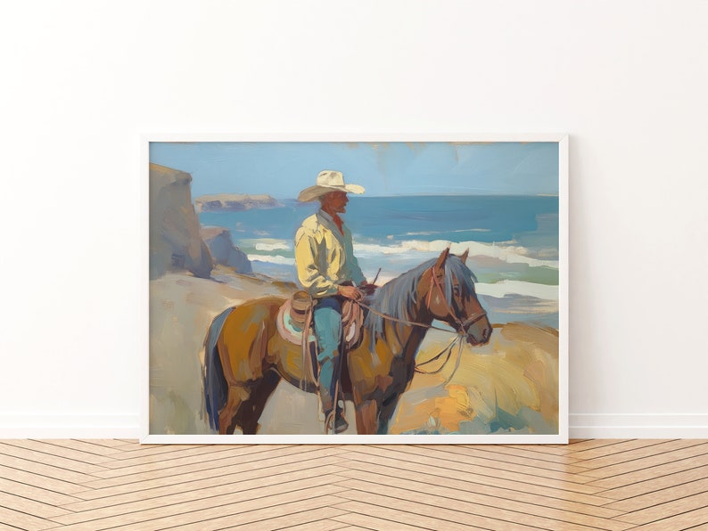 Pu&ograve; includere: Stampa di pittura a olio di un cowboy a cavallo, con vista sull'oceano. Il cowboy indossa un cappello bianco, una camicia gialla e jeans blu. Il cavallo &egrave; marrone con una criniera grigio-blu. L'opera &egrave; incorniciata.