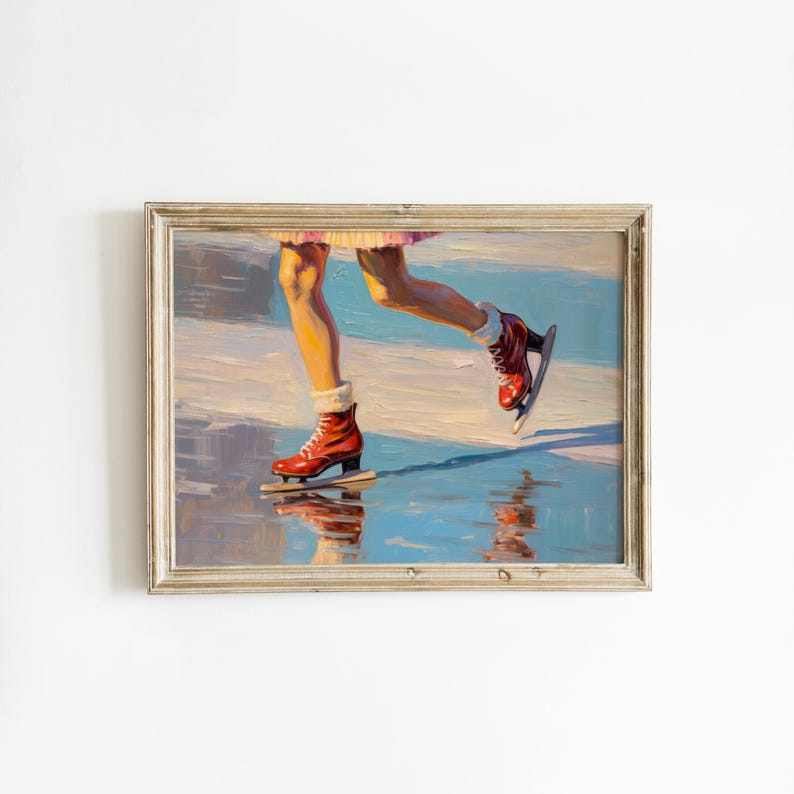 Peut inclure: Une peinture &agrave; l'huile dans un cadre en bois clair repr&eacute;sentant le bas du corps d'une personne faisant du patin &agrave; glace. La silhouette porte des patins &agrave; glace rouges &agrave; lacets avec des revers blancs et une jupe rose, glissant sur une glace bleue.