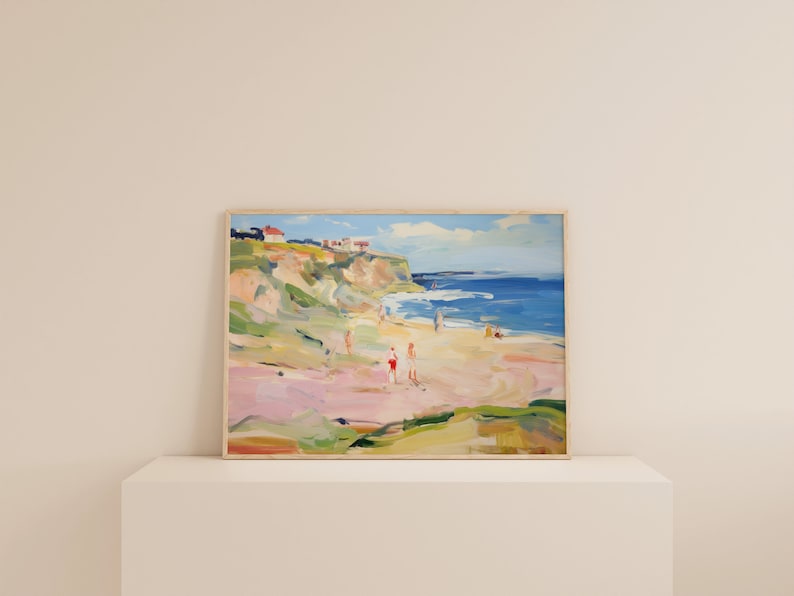 Puede incluir: Una pintura que representa una escena de playa con un acantilado en el fondo. El cielo es azul con nubes blancas. El agua es azul y hay gente en la playa. La arena es rosa y hay plantas verdes en primer plano.