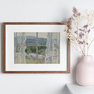 Peut inclure: Une peinture encadr&eacute;e d'une fen&ecirc;tre avec des rideaux en dentelle blanche donnant sur un paysage vert avec des fleurs violettes.