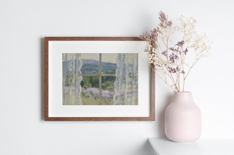 Peut inclure: Une peinture encadr&eacute;e d'une fen&ecirc;tre avec des rideaux en dentelle blanche donnant sur un paysage vert avec des fleurs violettes.